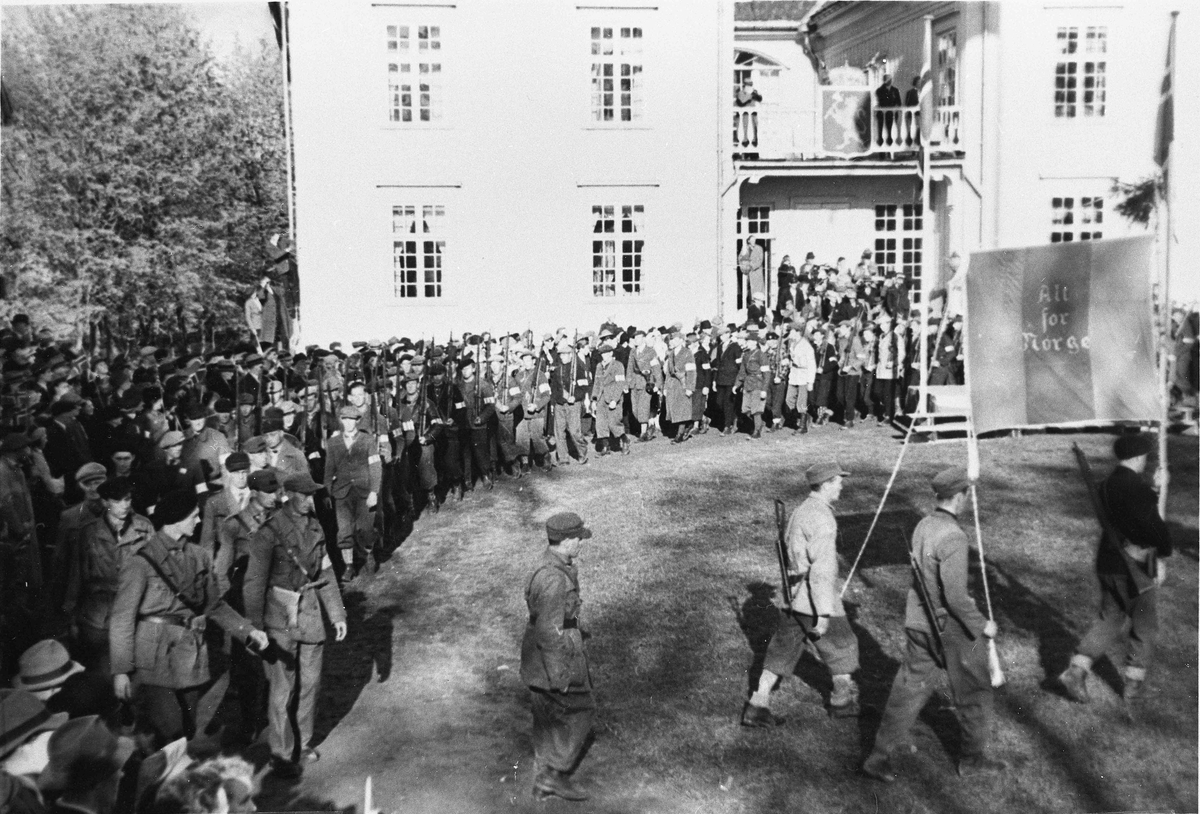 Hjemmestyrker i parade ved Eidsvollbygningen 7. juni 1945.