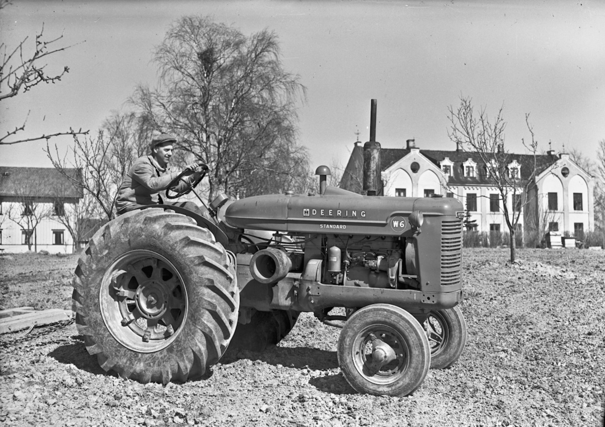 Onsrud leir. Traktor av merke INTERNATIONAL DEERING Standard. Made by International Harvester Company, Chicago USA.