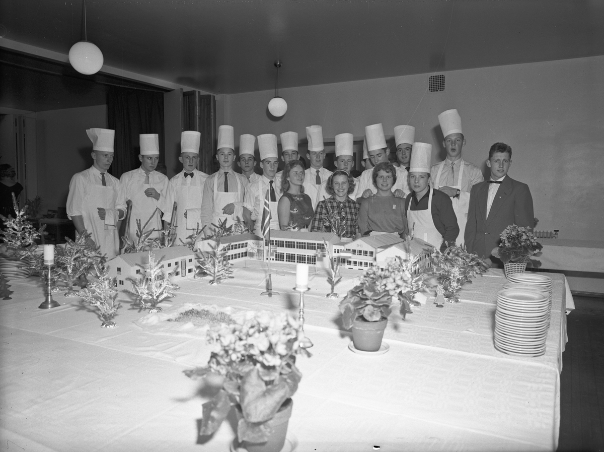 Bord med julekaker. Modell av Romerike Folkehøyskole. Desember 1958.