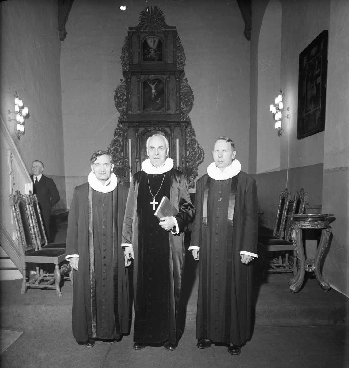 Tre geistlige i en kirke.