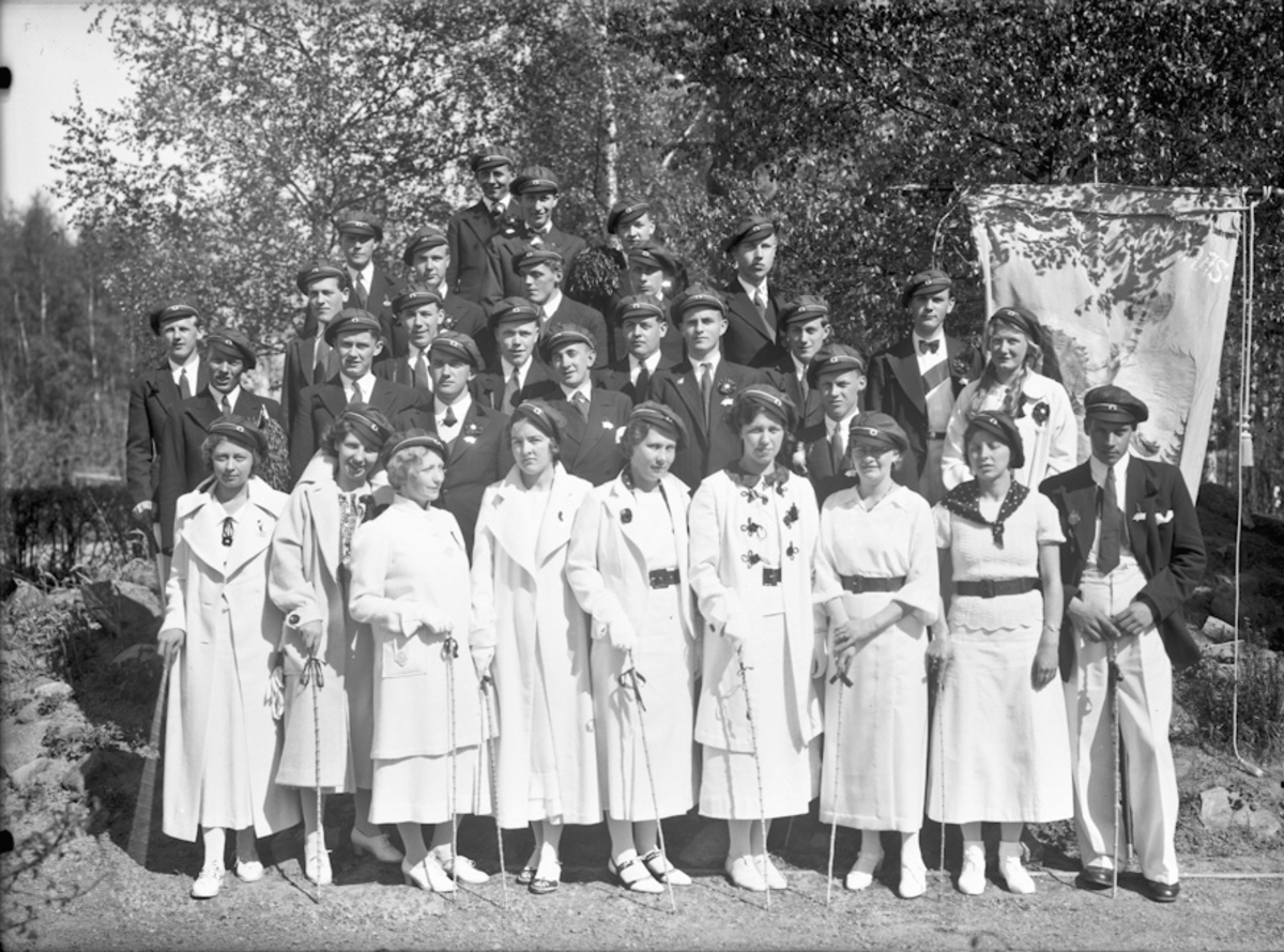 Gruppe russ fra Eidsvoll Landsgymnas i 1936. Sannsynligvis elever fra Latinlinjen.
Eirik Sundli og Marit Berge i midten til høyre.