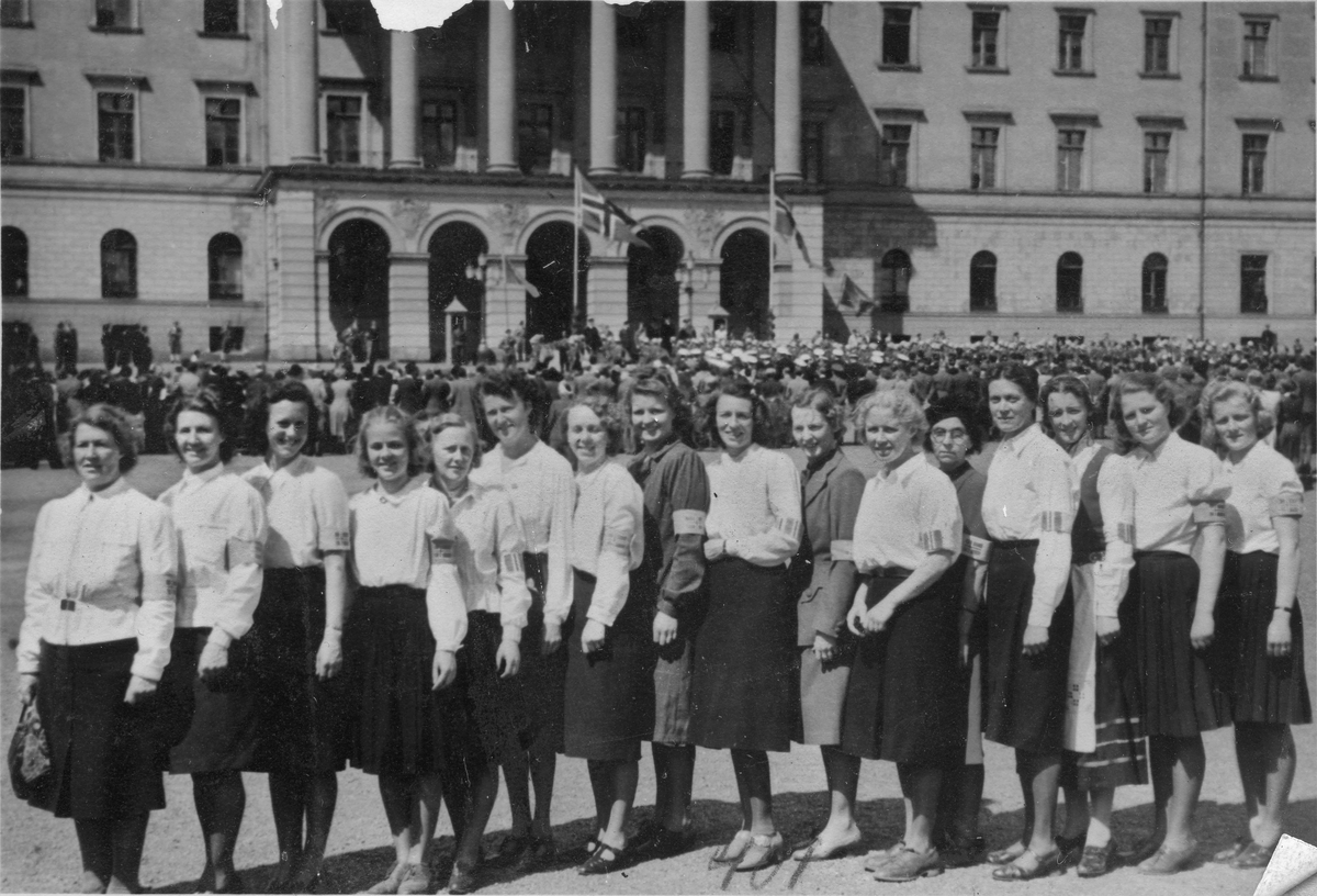 Gruppe kvinner foran slottet.