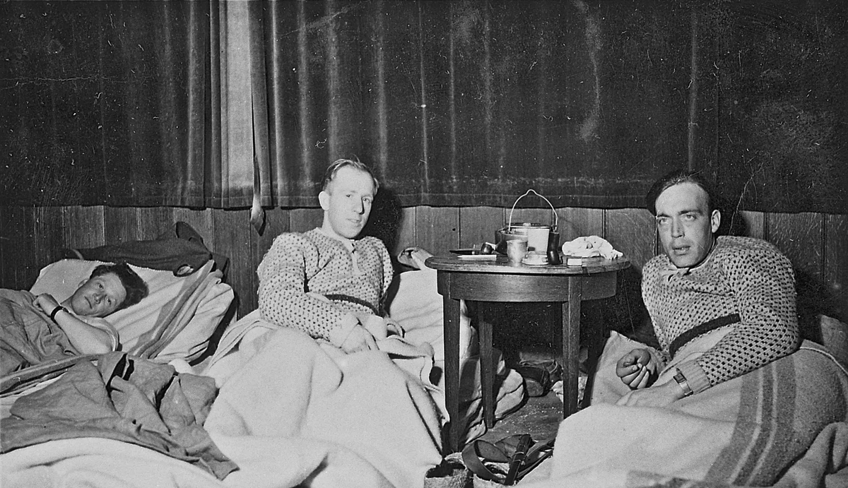 Eidsvollinger på Nøytralitetsvakt på Sola. Mars 1940. ”Kveld på Sola, jeg og Anders Magnussen”. Dette står skrevet bak på bildet. ”Jeg” er Kåre Ruud.