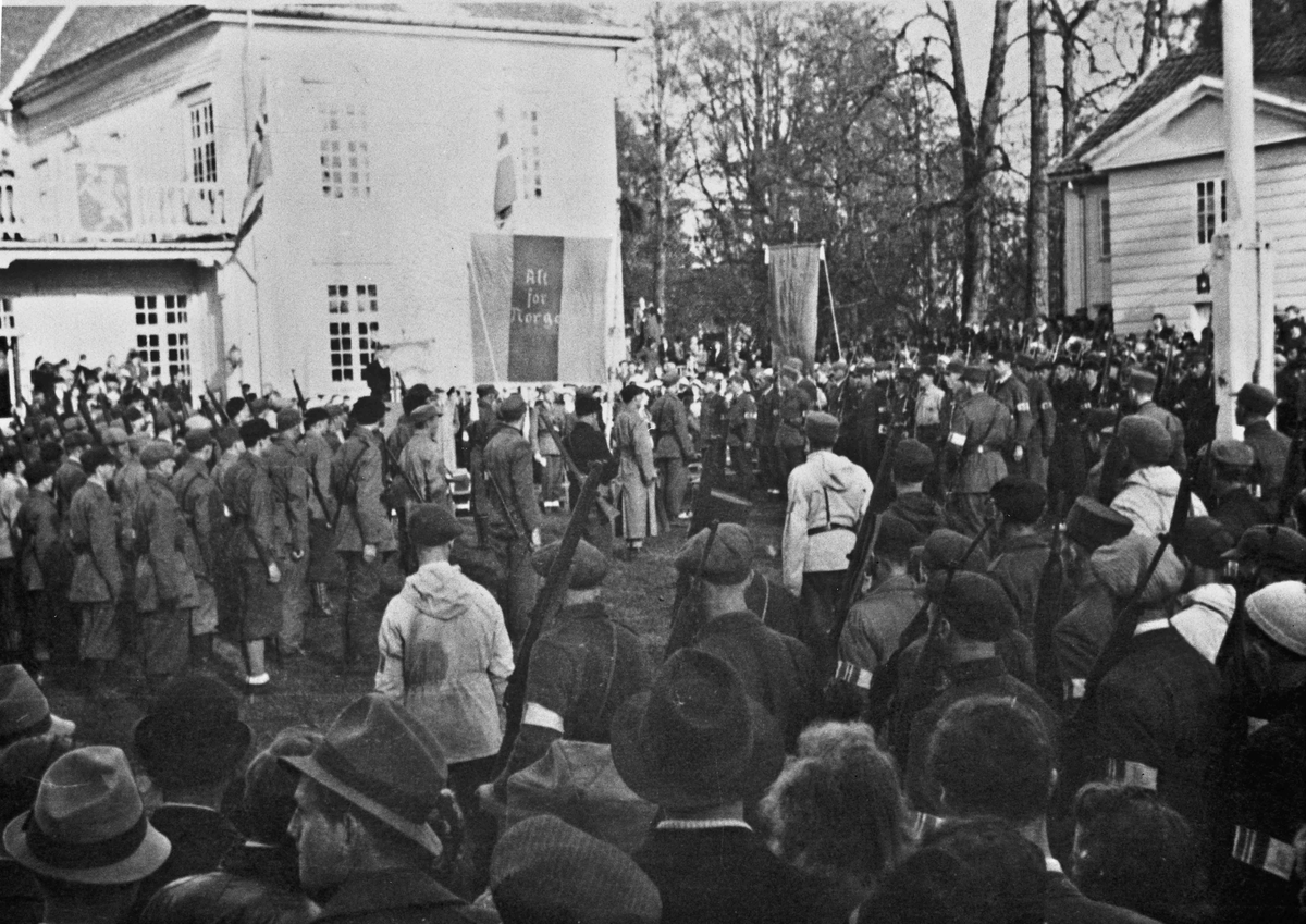 Hjemmestyrker samlet ved Eidsvollbygningen etter krigens slutt.