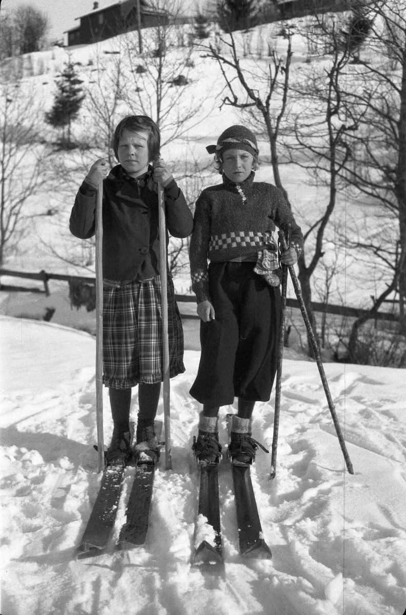 Portrett. 2 jenter på ski. 