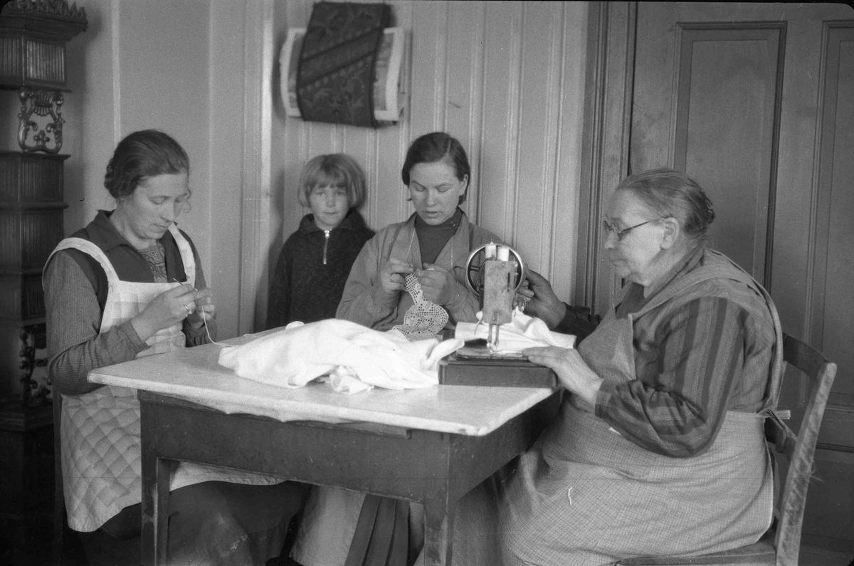 Kvinner som syr. Fra v.: Magnhild Granly, Marit Granly, Mary Råholt og Mina Granly.