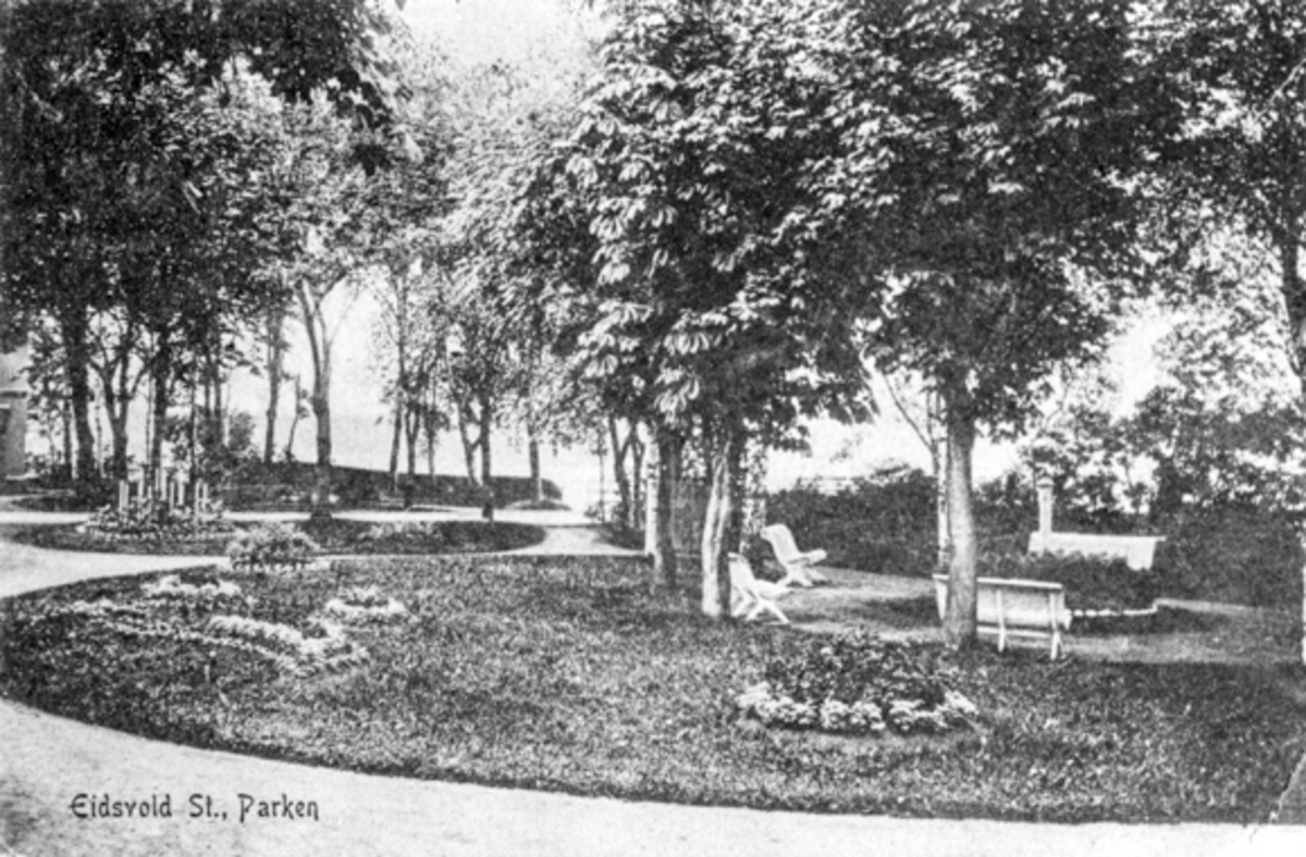 Parken ved Eidsvoll stasjon.
