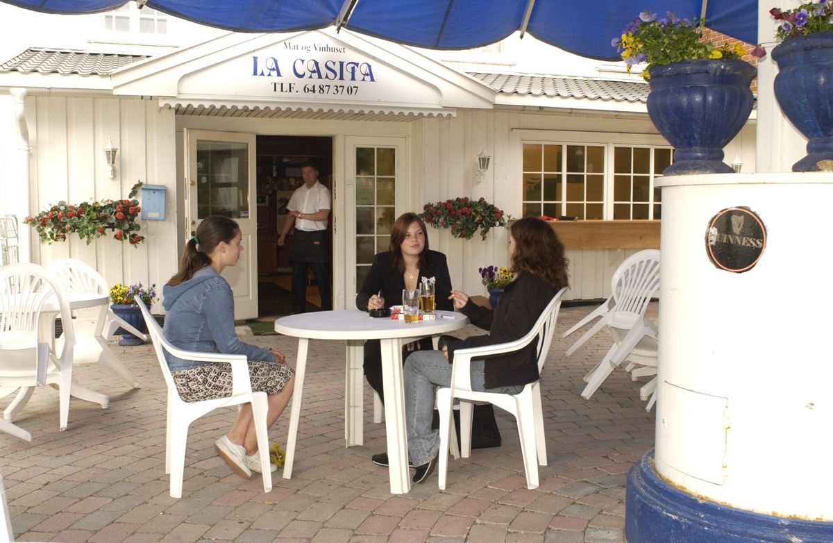 Etter innføring av røykeloven 2004. La Casita, Røykebord utenfor kafeen. Tre jenter som røyker