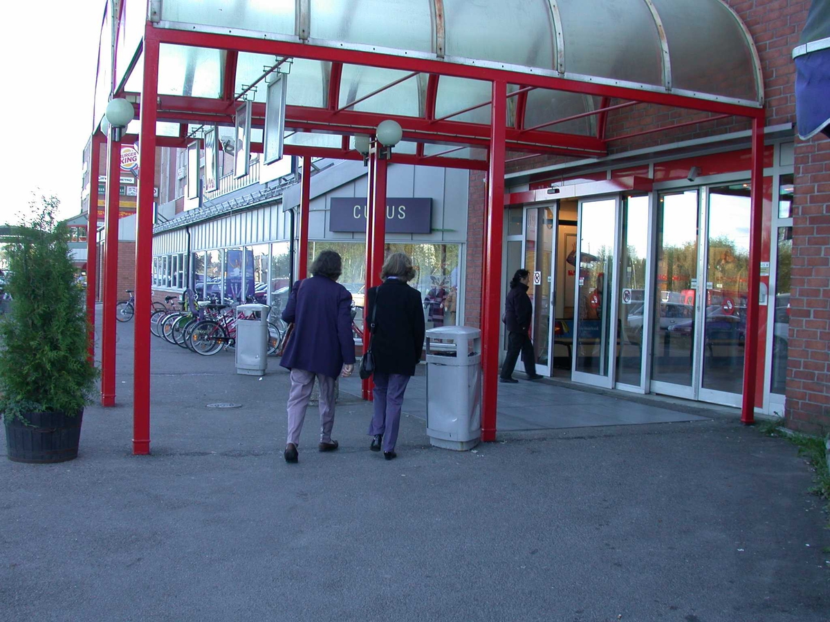 To kunder går inn i inngangspartiet på Metrosenteret. Formiddag
Fotovinkel: Ø