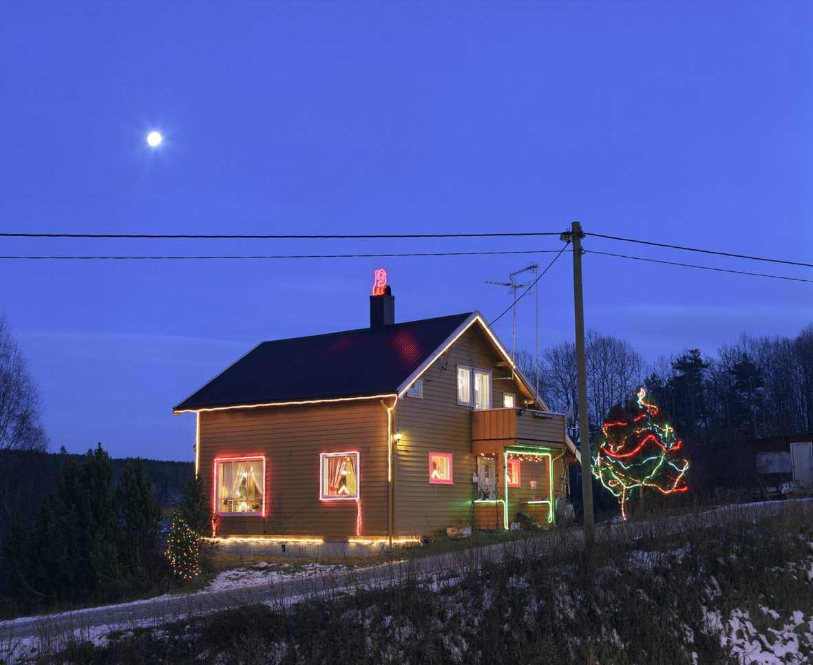 Julebelysning.

Fantastisk julebelysning på enebolig. Huset er profilert med lysslanger.