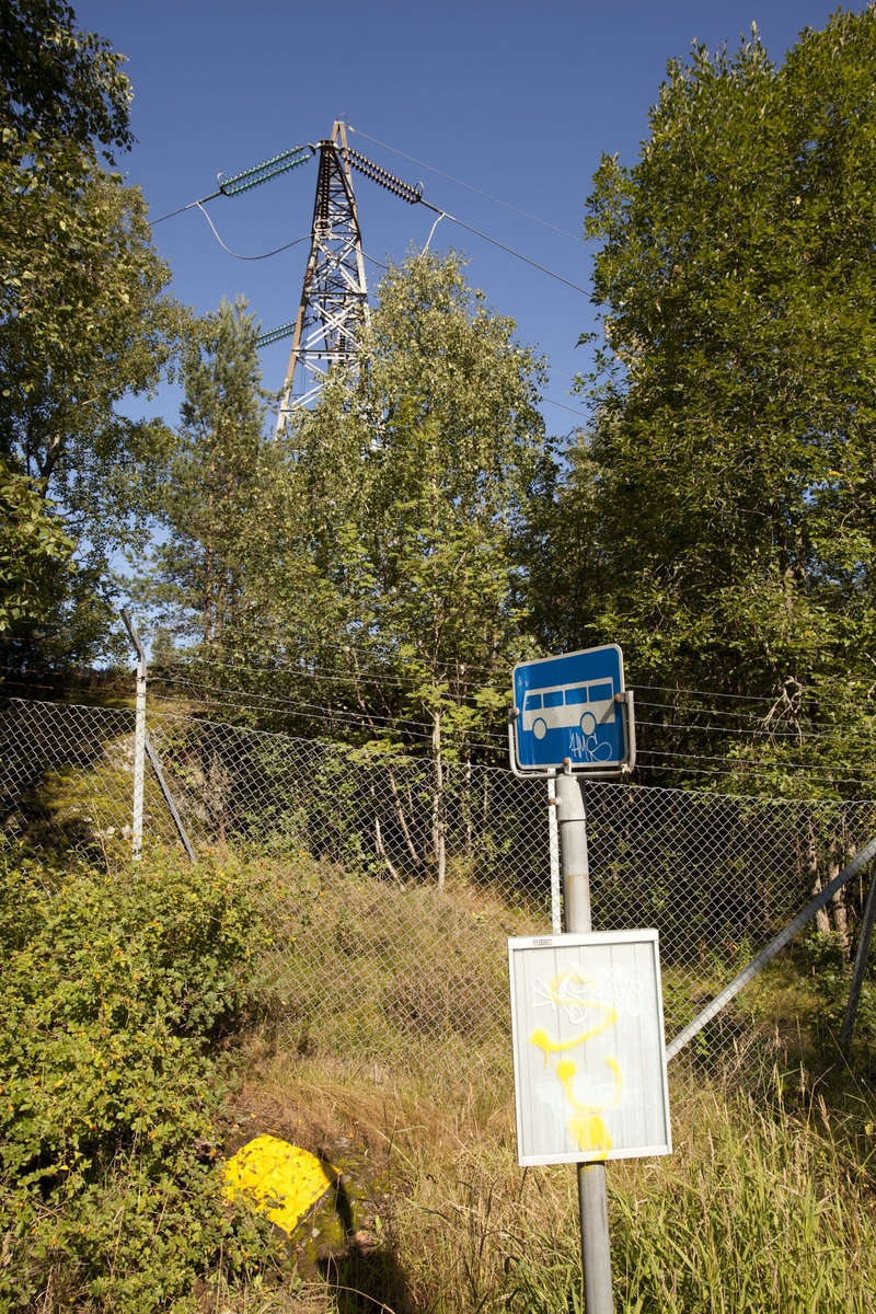 Høyspentmaster i Akershus. Høyspentmast ved Trafostasjon på Røykås i Lørenskog kommune. Bildet er tatt fra Gamleveien mot nordøst