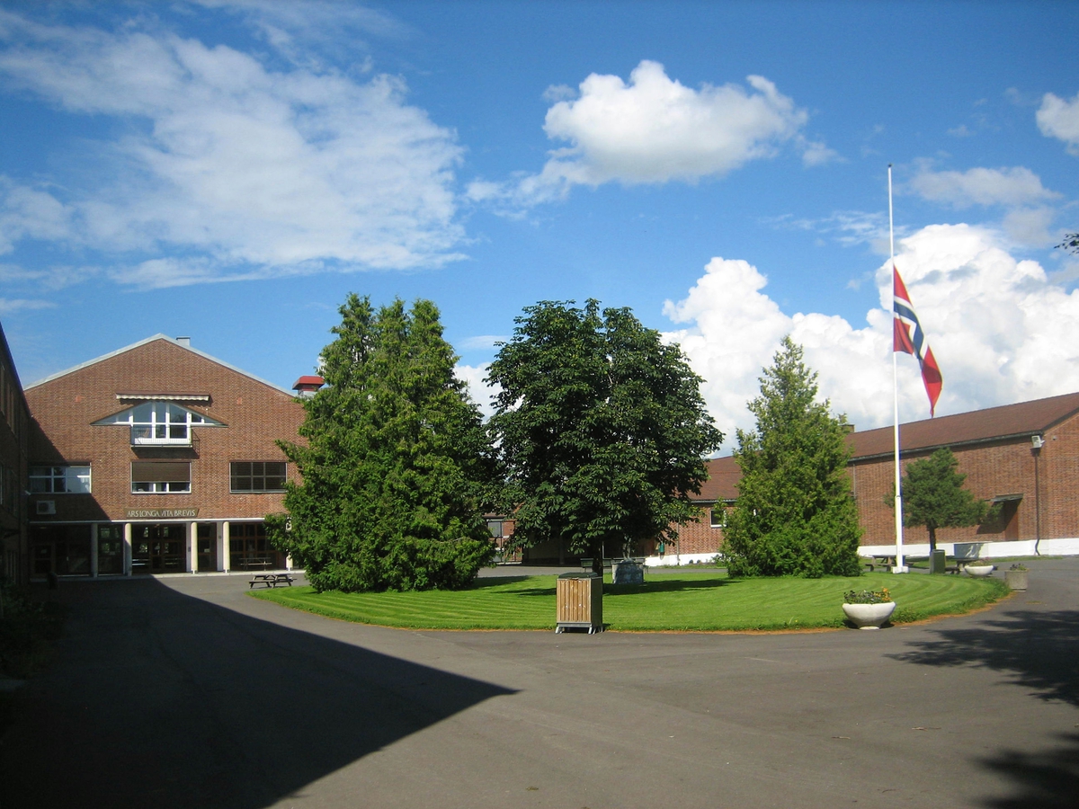 Minner etter terrorhandlingen den 22. juli 2011. Flagg på halvstang ved Lillestrøm videregående skole på den offisielle flaggdagen den 29.07.11.