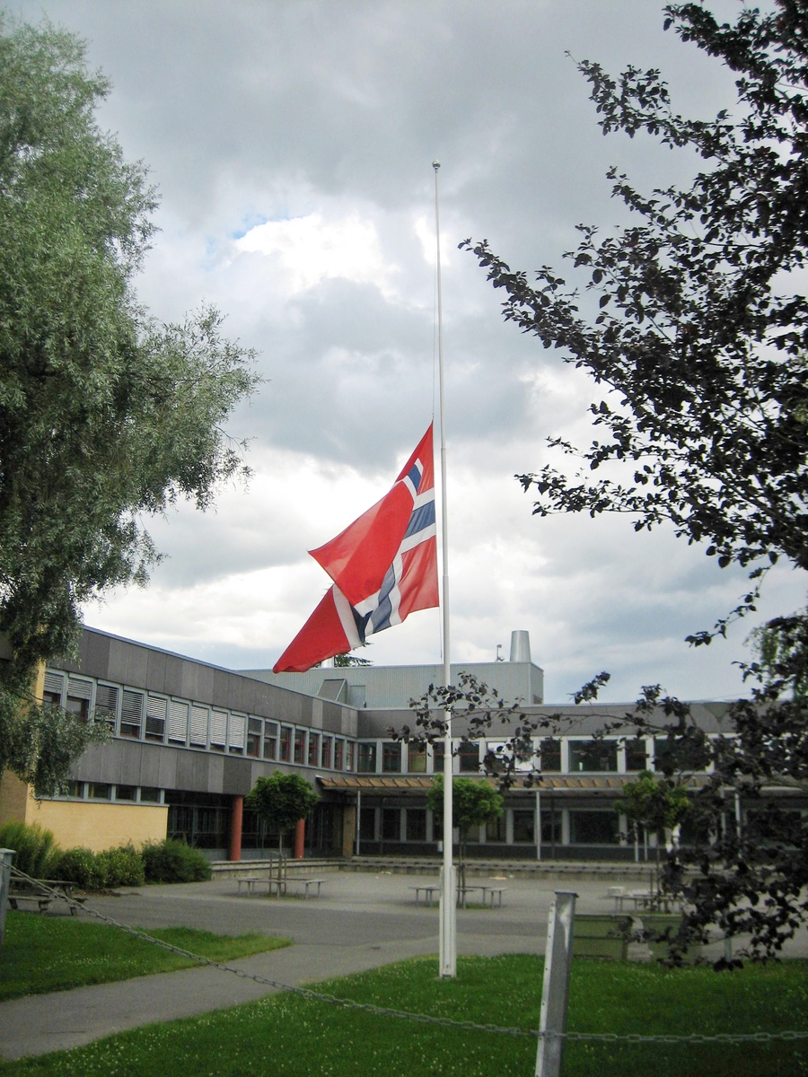 Minner etter terrorhandlingen den 22. juli 2011. Flagg på halvstang ved Fjellsrud ungdomsskole på den offisielle flaggdagen den 29.07.11.