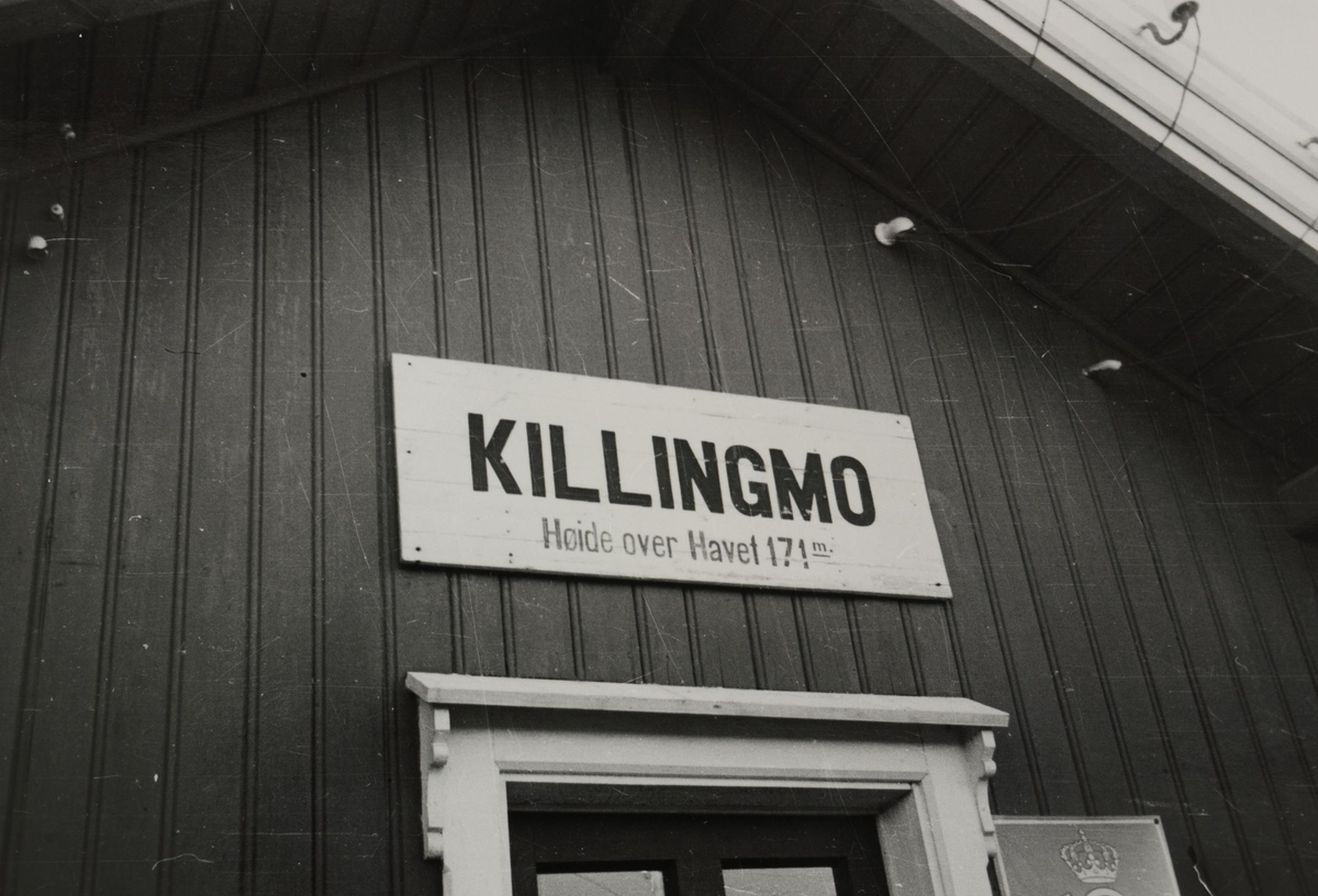 Stasjonsskilt Killingmo. Stasjonen endret offisielt navn til Kjellingmo i mars 1947.