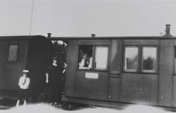 Stasjons- og postvognbetjening ombord i toget under opphold 