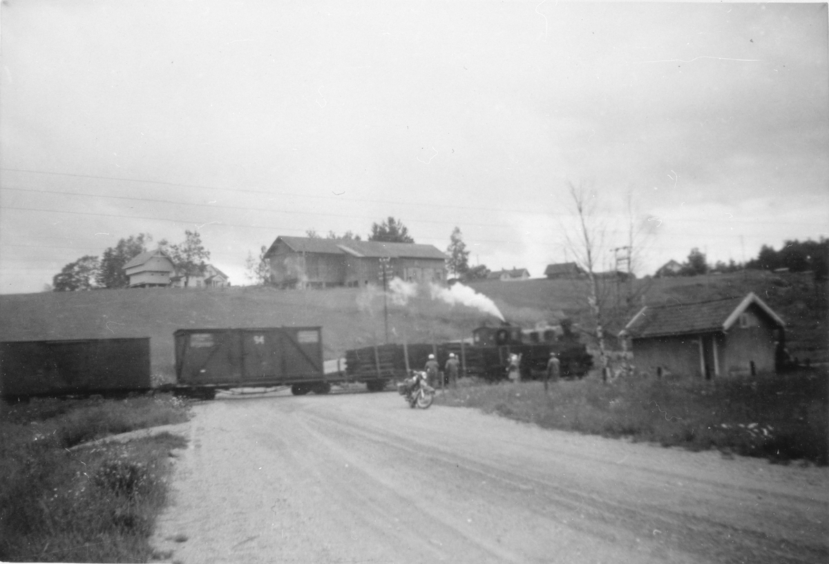 Siste ordinære tog retning Sørumsand ankommer Hornåseng stasjon.