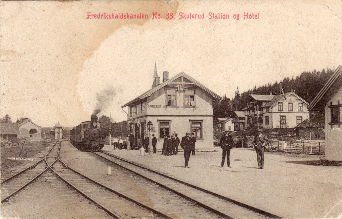 Tog fra Sørumsand ankommer Skulerud stasjon.