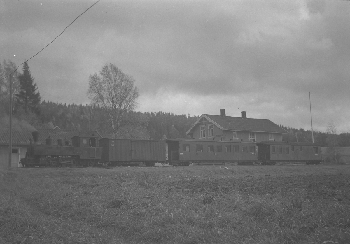 Tog retning Sørumsand avventer avgang fra Skulerud.