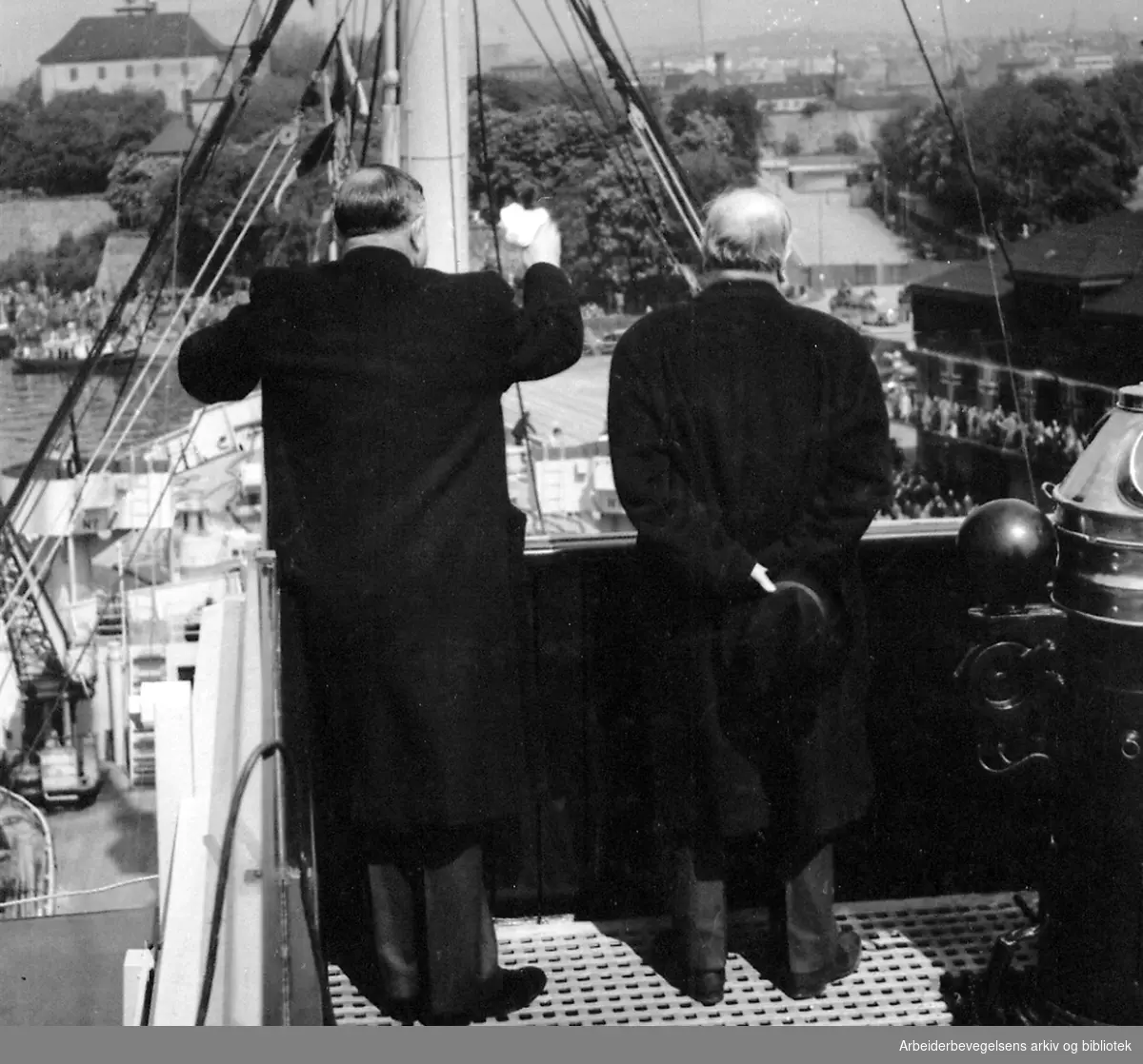 Regjeringen Nygaardsvolds hjemkomst, .31. mai 1945..Fra v.: Statsminister Johan Nygaardsvold og C. J. Hambro om bord på "Andes" under innseilinga til Oslo havn..