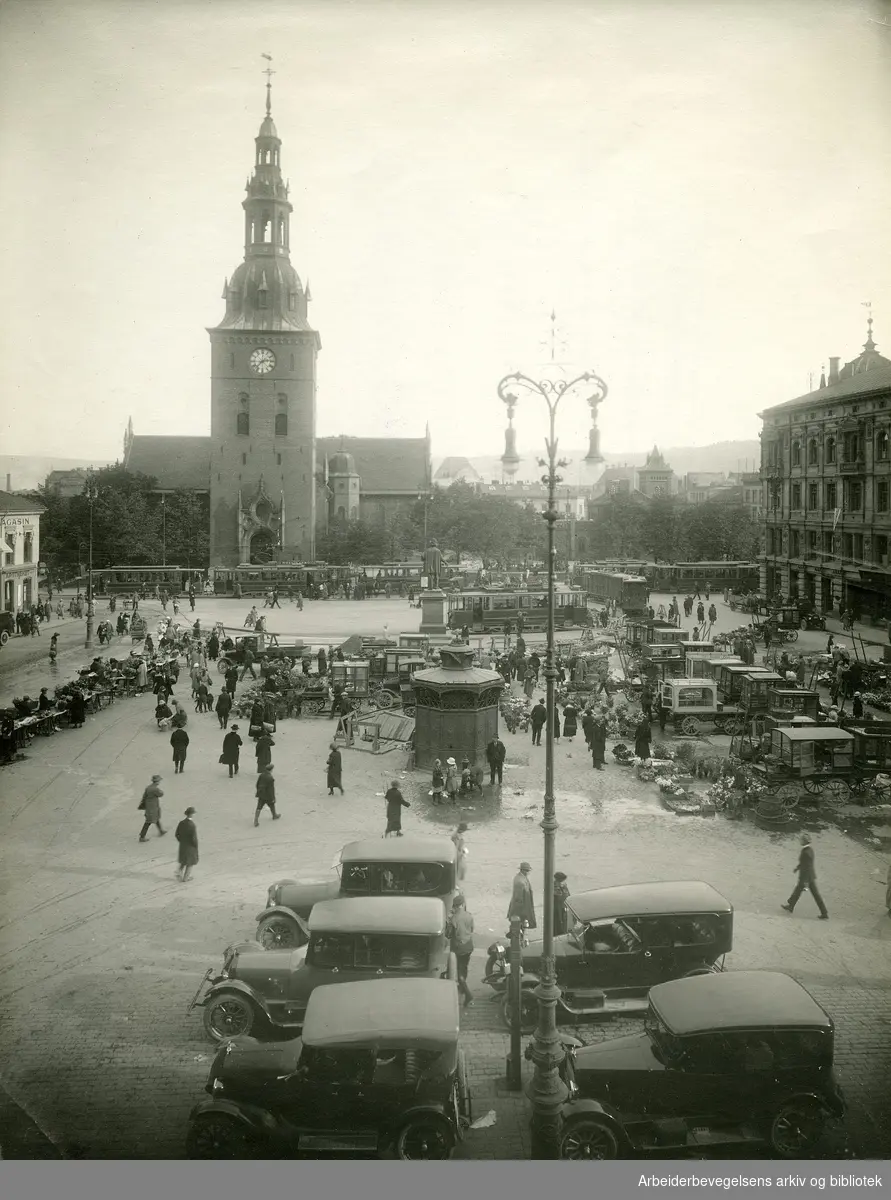 Stortorget med Oslo Domkirke i bakgrunnen,.ca. 1925