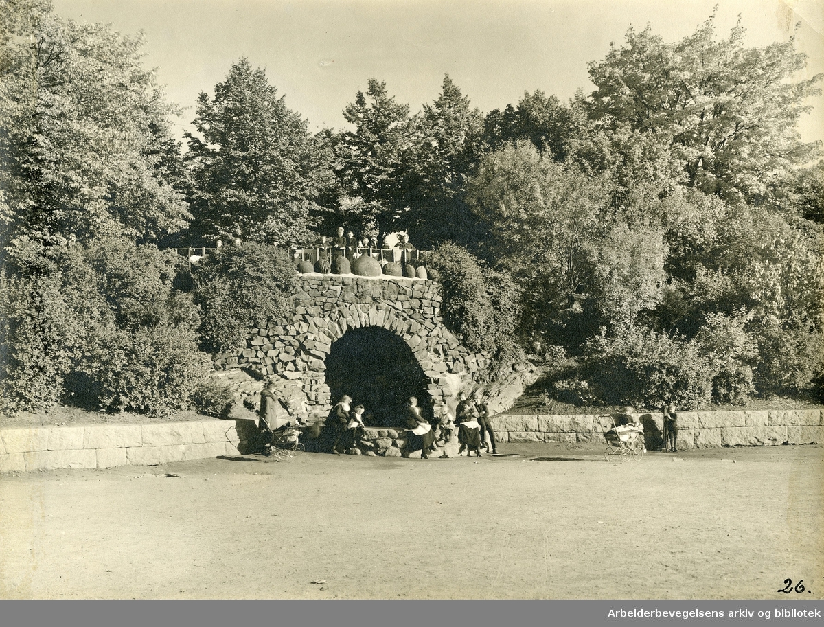Kampens park; Kampengrotten med lekeplass og beplantning,.1920-tallet