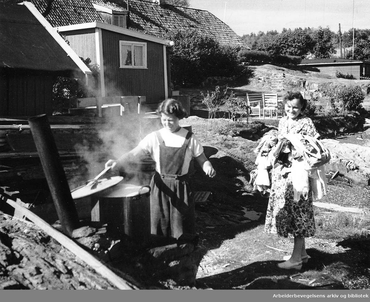 Klesvask for hyttebeboerne på Lindøya,.september 1955