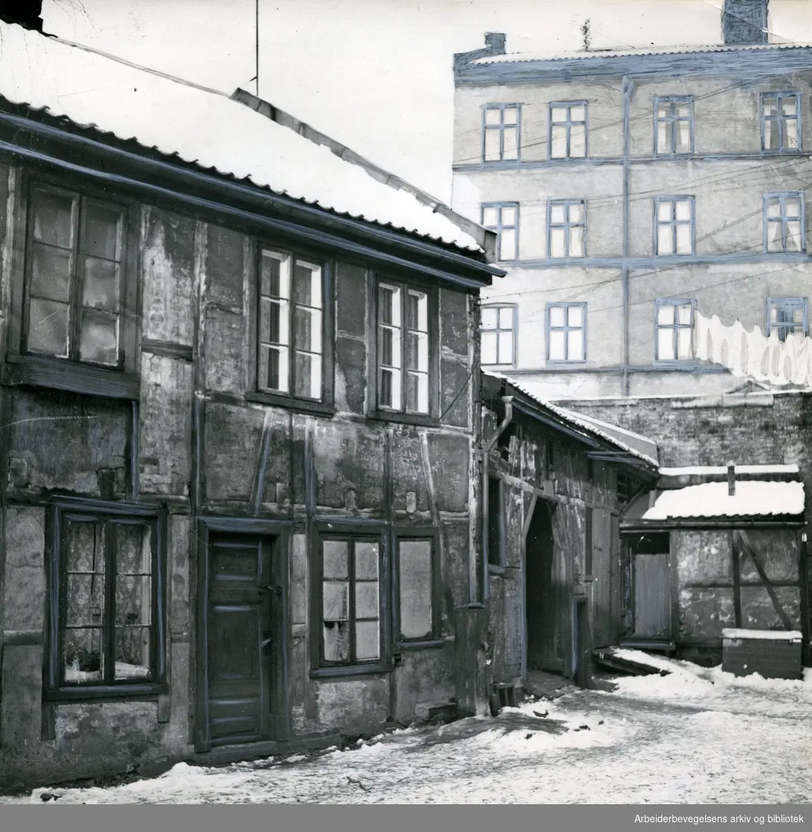 Bakgård i Holmens gate i Vika. Fra Enga til Bakkegaten,.februar 1954