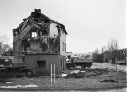 Riving av huset der hvor Nesset sparebank skal bygges.