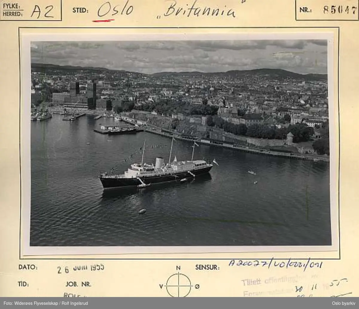 Skipet "Britannia", Akershusstranda, Akershuskaiene med utstikkeren, Akershus festning, Rådhuset, Rådhusbryggene. (Flyfoto)