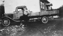 Knut Bakkemyr ved lastebilen 1944..Trolig Ford (Fordson) 193