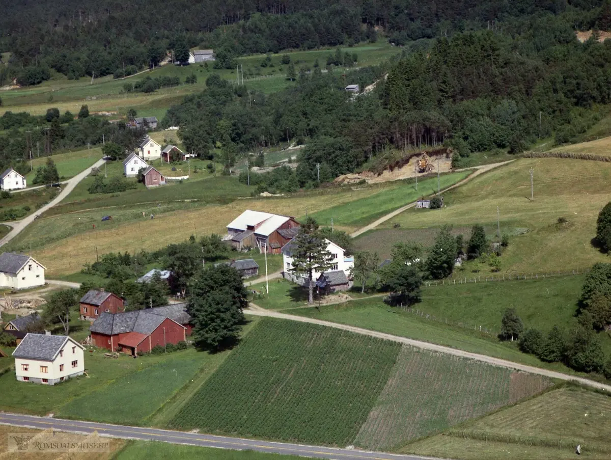 t.v: Ivasgarden gnr 7/4..I sentrum: Hansgarden gnr 7/8..lengst bak: Stor??. Daugstad gnr 5/11.