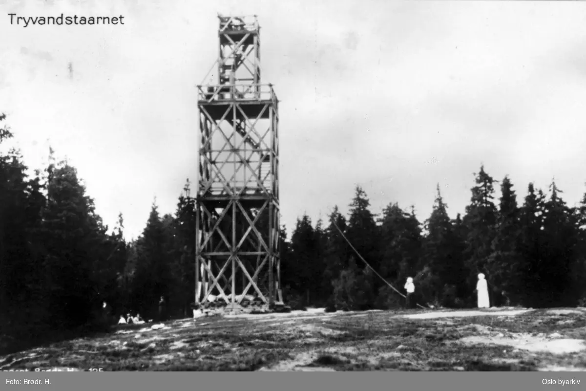 Det andre Tryvannstårnet (1883 - 1923). Feil i bildetittel: Revet i 1923. Postkort med nummer 125.