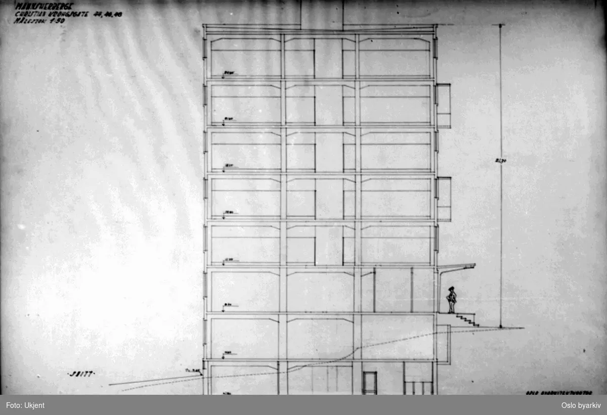 Arkitekttegning / plan over mannsherberget i Christian Krohgs gate. Tverrvegg (Snitt) med etasjer. Høydemål.