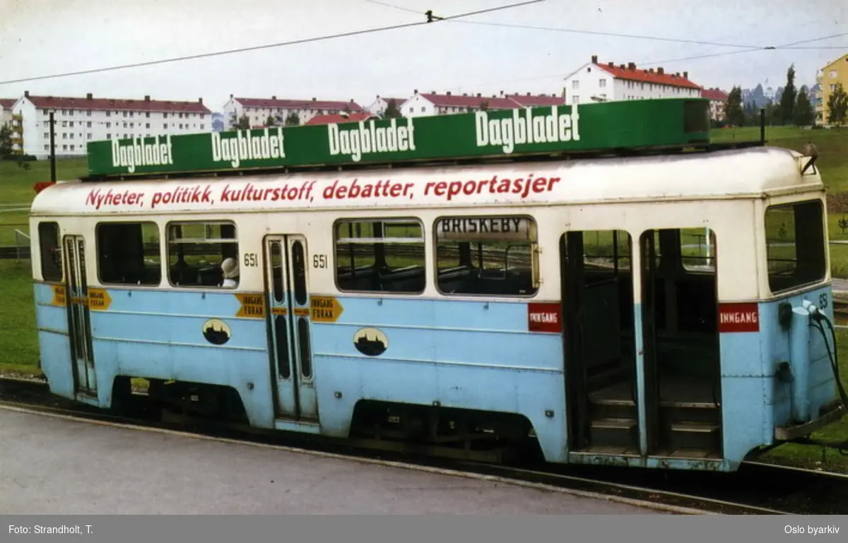 Oslo Sporveier, vogntype kalt "Stivkjelke", nr 651, linje til Briskeby. Avbildet i trikkesløyfa. Reklame for Dagbladet.