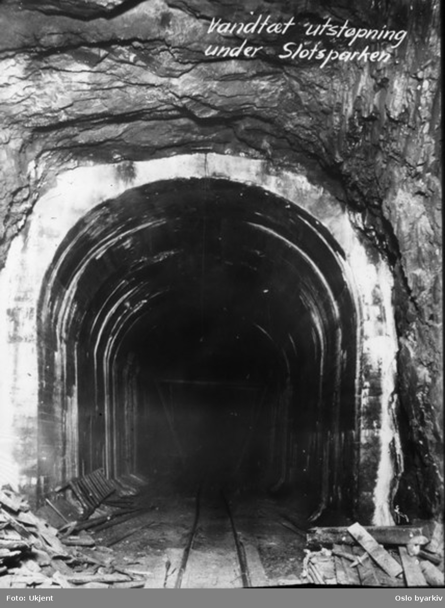 Holmenkollbanen, selskapet for anleggelsen av banen ble opprettet i 1898. Foto viser et stykke av den nye tunnelen som skulle frakte tunnelbanen under Majorstuen og ander deler av sentrum. Betongelementene skulle sørge for å hindre at tunnelene visse steder skulle bli fylt av vann.