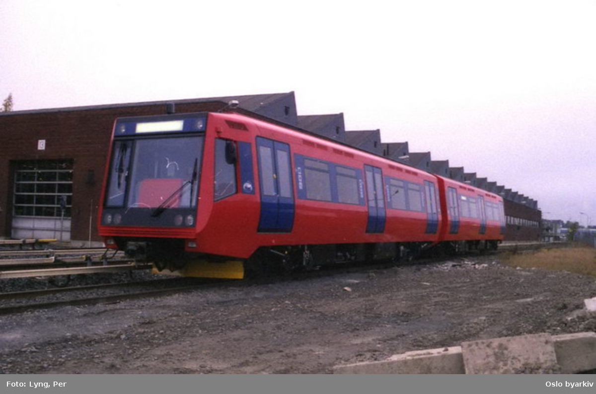 Oslo Sporveier. T-banevogn 2004 og (trolig) 2003, type/serie T2000 fra 1994, på bremsesporet ved Ryen vognhall.