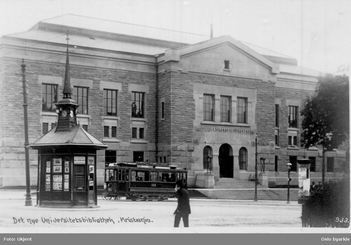 Universitetsbiblioteket, det senere Nasjonalbiblioteket, ferdigbygget 1922. Narvesens tårnkiosk, trikk, reklamesøyle. Postkort 933.