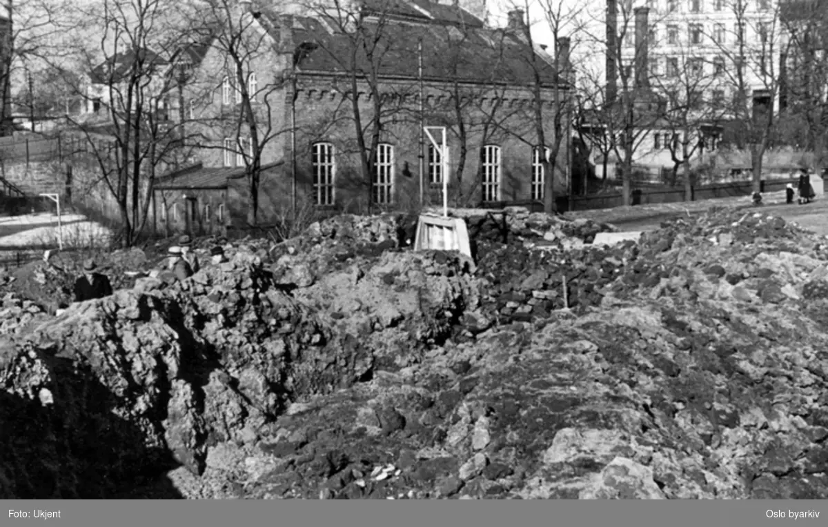 Bygging av dekningsgraver, beskyttelse mot flyangrep, bombeangrep. Fra Grønlands park ved Borggata. Fra album "Dekningsgraver i arbeide for Oslo kommune". Fotografert ved befaring 23. mars 1940.