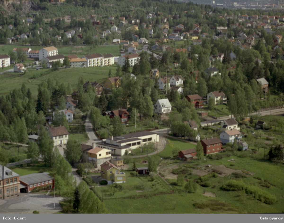 Kjelsås skole, Trikkesløyfa ved Endern. Midtoddveien, Asbjørnsens vei, Myrerdraget, Kjetils vei, Myrerveien (Flyfoto)