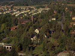 Petraborg (hvitt hus med svart tak, delvis skjult av trær) f