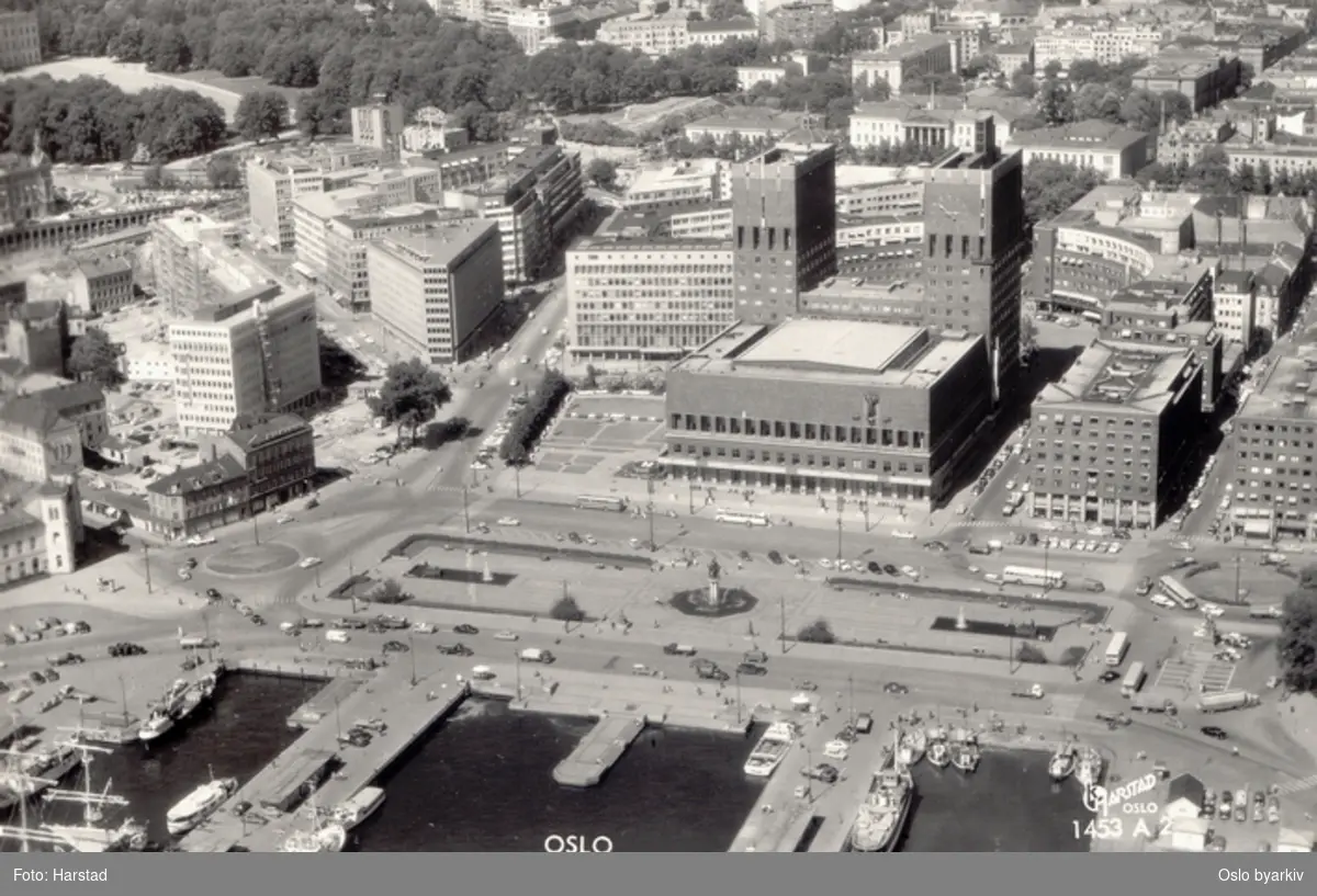 Rådhusplassen, Rådhusbryggene. Saneringen i Vestre Vika er ikke ferdig. Avfotografert postkort, Harstad 1453 A2