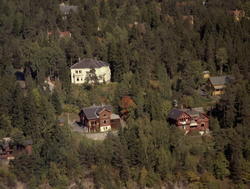 Villaer Stjerneveien 1 (hvitt hus), Gråkamveien mot venstre: