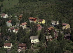 Boliger langs Øvre Skjoldvei. I bakgrunnen Grindajordet. (Fl