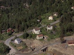 Byggingen av Ammerud t-banestasjon. Veien i bildet er Lillos