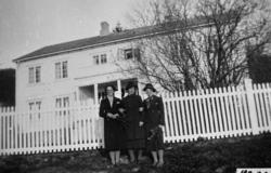 Gruppebilde ved Nesset prestegard, hovedbygningen.