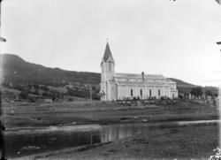 Nesset kirke. Legg merke til det slanke spisse tårnet og mur