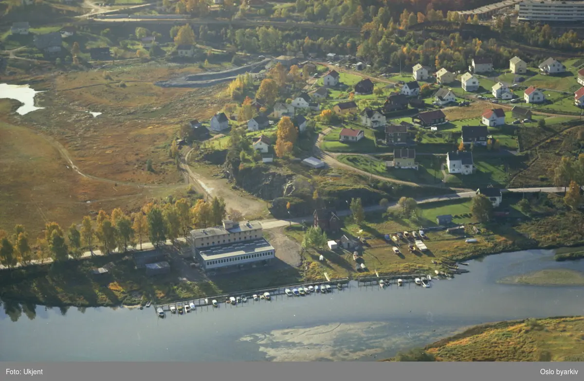 Båthavn ved Sagelvas utløp i Nitelva i Skedsmo kommune. Strømsveien bak båthavna, og jernbanesporet til Hovedbanen i bakgrunnen. (Flyfoto)