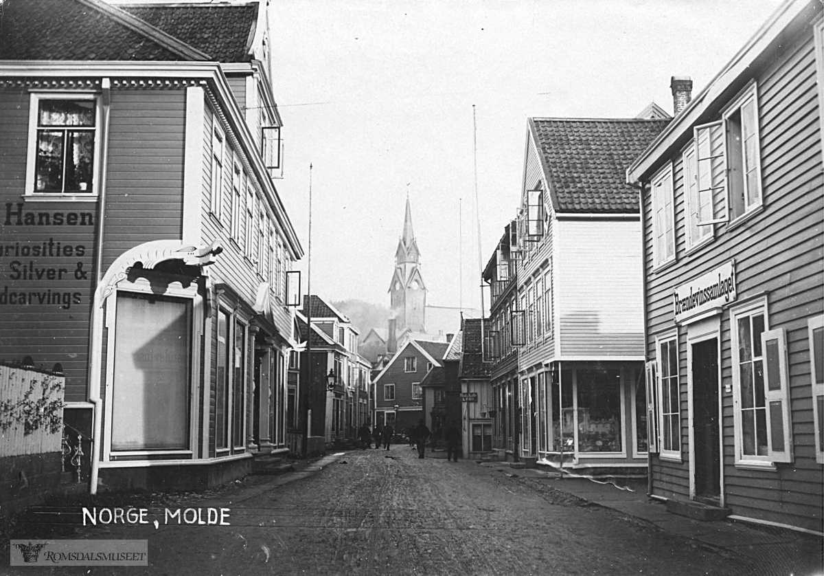 Storgata sett østover..Brennevinsutsalget til høyre nedlagt i 1913. Ludvig Hansens til venstre. .Ludvig Hansen sin butikk nærmest til venstre.