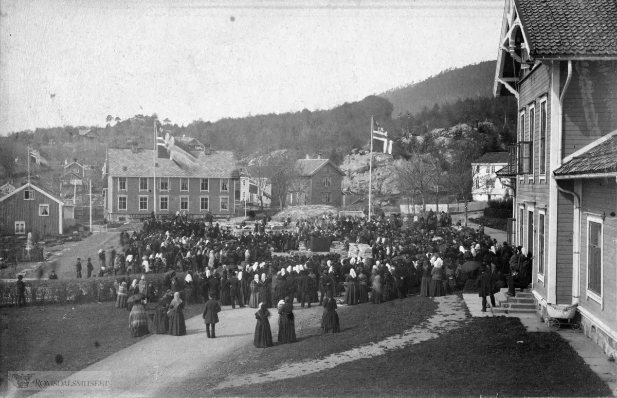 Grunnstensnedleggelse til den nye kirken 17 mai 1886..Rådhuset til høyre.