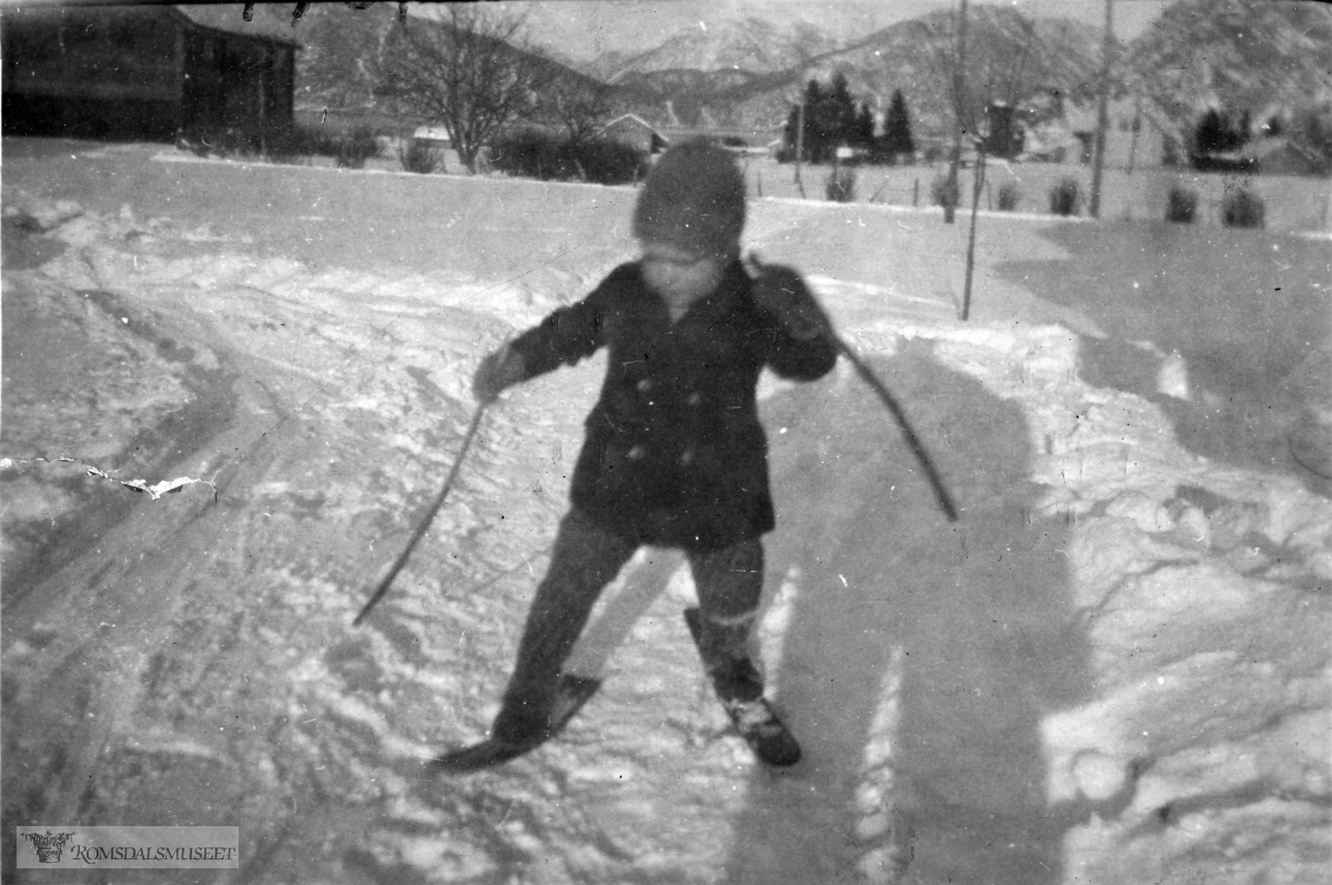 Eivind Vollset første skitur med staver laget av gamle tønnestaver.